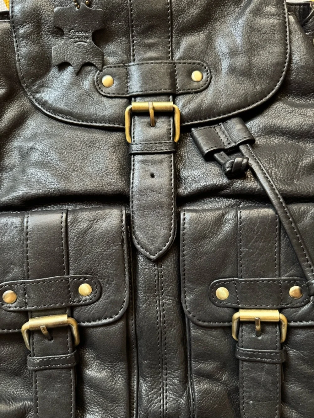 sorpresa! Black leather backpack